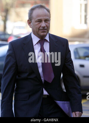 Graeme Walker, 45 ans, propriétaire de la société Sporting Icons Ltd de Chester, arrive ce matin au tribunal de la Couronne de Chester. Banque D'Images