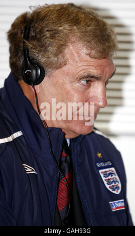 Le directeur du développement du football de l'Association anglaise de football Trevor Brooking écoute le directeur Fabio Capello lors d'une conférence de presse au London Colney, Londres. Banque D'Images