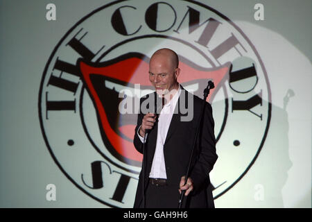 Courses hippiques - totesport Masters - Comedy at the races - Sandown Park Racecourse. Roger Monkhouse, comédien Banque D'Images