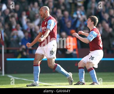 Football - Barclays Premier League - Aston Villa / Newcastle United - Villa Park.John Carew (à gauche) d'Aston Villa célèbre son objectif Banque D'Images