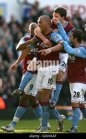 Football - Barclays Premier League - Aston Villa / Newcastle United - Villa Park.John Carew (au centre) d'Aston Villa célèbre son troisième but du jeu pour terminer son tour de chapeau. Banque D'Images