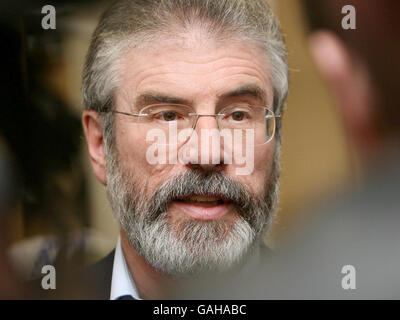 Gerry Adams, chef de Sinn Fein, parle aux médias. Banque D'Images