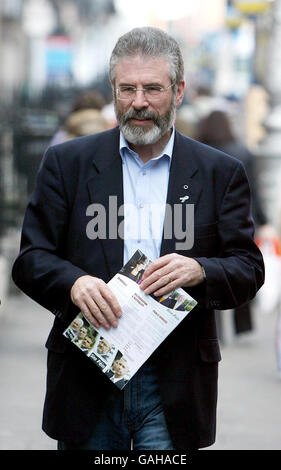 Le dirigeant de Sinn Fein, Gerry Adams, arrive pour répondre aux questions des médias à Dublin au sujet du dernier agent britannique à être démasqué. Banque D'Images