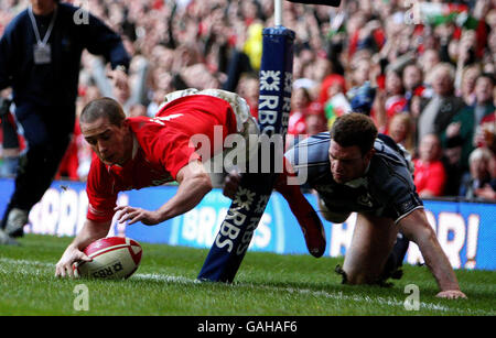 Shane Williams bat le match du Nikki Walker en Écosse pour remporter la troisième épreuve du pays de Galles lors du match des RBS 6 Nations au Millennium Stadium de Cardiff. Banque D'Images