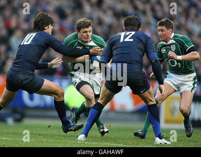 Brian O'Driscoll d'Irlande est attaqué par David Skrela et David Traille de France lors du match des RBS 6 Nations au Stade de France, Paris. Banque D'Images