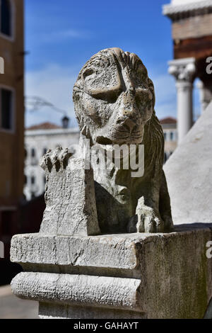 Lion de Venise petite statue de vieux marché aux poissons du Rialto escalier latéral Banque D'Images