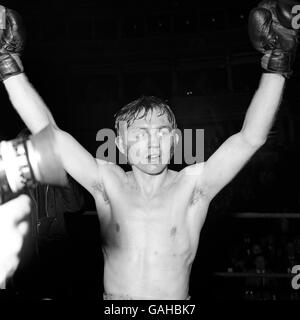 Boxe - British Bantamweight Title - Alan Rudkin c. Johnny Clark - Royal Albert Hall. Alan Rudkin célèbre après avoir battu Johnny Clark Banque D'Images