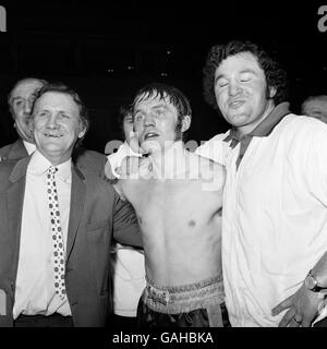 Boxe - British Bantamweight Title - Alan Rudkin c. Johnny Clark - Royal Albert Hall. Alan Rudkin célèbre après avoir battu Johnny Clark Banque D'Images