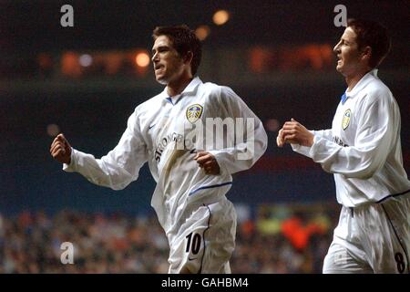 Football - coupe UEFA - deuxième tour - première étape - Leeds United / Hapoel tel Aviv.Harry Kewell, de Leeds United, fête avec Michael Bridges après avoir marquant son but de marquer le score de 1-0 Banque D'Images