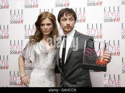 James McAvoy accompagné d'Emilia Fox avec le prix du meilleur acteur à l'ELLE style Awards 2008, The Westway, à la sortie de Latimer Road, W10 Banque D'Images