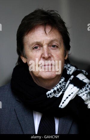 Sir Paul McCartney quitte la haute Cour où il poursuit la procédure de règlement de divorce avec Heather Mills. Banque D'Images