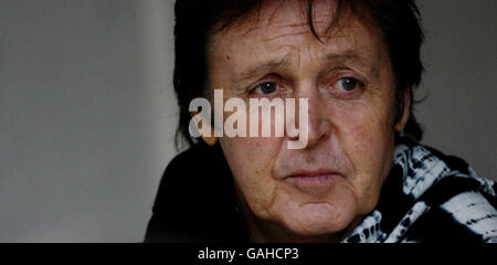 Sir Paul McCartney quitte la haute Cour où il poursuit la procédure de règlement de divorce avec Heather Mills. Banque D'Images