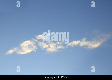 Quelques petits nuages blancs sur ciel bleu Banque D'Images
