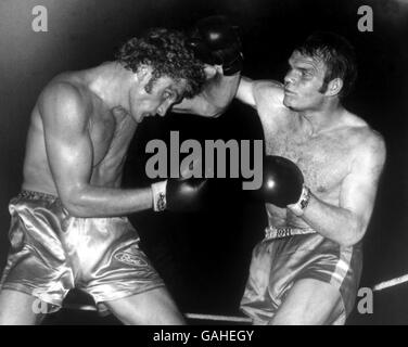 (G-D) Joe Bugner se cache alors que Jurgen Blin jette un droit Banque D'Images