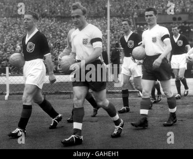 Billy Wright (deuxième l), d'Angleterre, dirige son équipe avant sa 100e apparition pour son pays. Le capitaine d'Écosse Bobby Evans (l) et le britannique Ronnie Clayton (r) sont à ses côtés. Banque D'Images