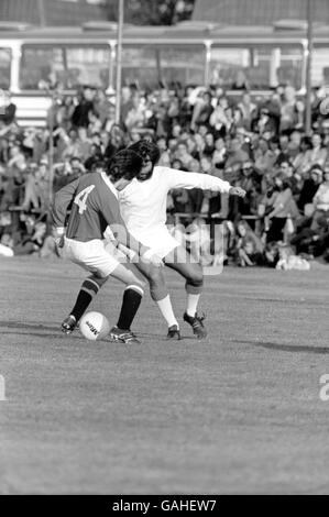 Football - amical - Dunstable Town / Manchester United réserves.George Best, Dunstable Town (r) Banque D'Images