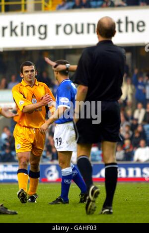 Football - Nationwide League Division One - Millwall / Leicester City.Dennis Wise de Millwall et Callum Davidson de Leicester City se secouent les mains après que Davidson s'attaque à Wise et est marqué par l'arbitre Banque D'Images