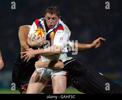 Rugby League - second Test - Grande-Bretagne / Nouvelle-Zélande.Mike Forshaw, de la Grande-Bretagne, traverse la défense néo-zélandaise Banque D'Images