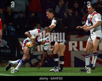 Rugby League - second Test - Grande-Bretagne / Nouvelle-Zélande.Leon Pryce, de la Grande-Bretagne, va au-delà de marquer leur premier essai contre la Nouvelle-Zélande Banque D'Images