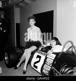 Jackie Stewart est accompagné d'un modèle pour annoncer Dunlop pneus Banque D'Images