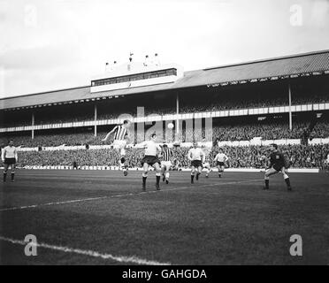 West Bromwich Clive Clark d'Albion (l) se dirige vers le but, sous la surveillance du gardien de but de Tottenham Hotspur Pat Jennings (r) Banque D'Images