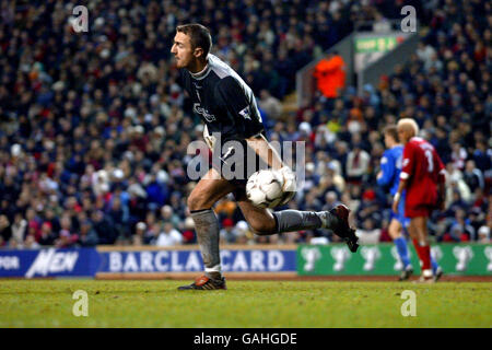 Football - coupe de Worthington - quatrième tour - Liverpool / Ipswich Town. Jerzy Dudek de Liverpool lance le ballon Banque D'Images