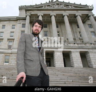 Gary Lightbody, leader du groupe de rock Snow Patrol à l'extérieur de Stormont, Belfast, où il devait témoigner devant le Comité des arts d'un projet musical pour les groupes émergents d'Irlande du Nord. Banque D'Images