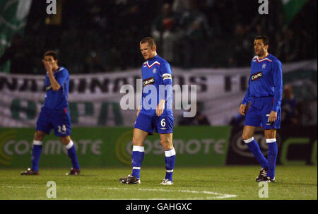 Le capitaine des Rangers Barry Ferguson (au centre) montre sa déjection après le score de Ioannis Goumas de Panathinikos lors du match de la coupe UEFA au stade Apostolos Nikolaidis, à Athènes, en Grèce. Banque D'Images