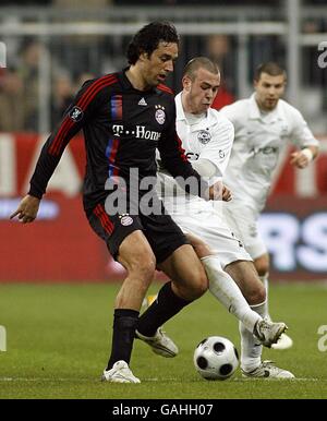 Football - coupe de l'UEFA - Round 32 - Bayern Munich / Aberdeen - The Allianz Arena.Luca Toni (à gauche) du Bayern Munich et Andrew Considine d'Aberdeen se battent pour le ballon. Banque D'Images