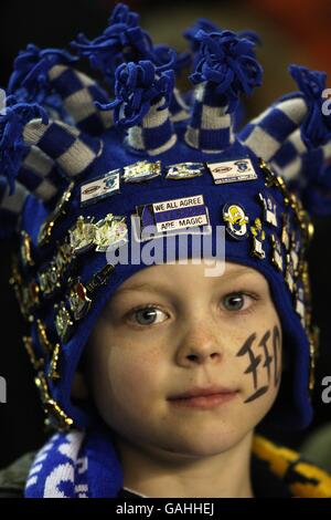 Football - coupe UEFA - Round of 32 - Everton v SK Brann - Goodison Park. Un jeune fan d'Everton dans les stands montre son soutien Banque D'Images