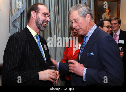 Le Prince de Galles (à gauche) avec David Gray de HM Revenue and Customs lors d'une réception à Clarence House, honorant le soutien du secteur public à la charité, à Londres. Banque D'Images