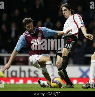 Matthew Upson de West Ham se joue avec Yossi Benayoun de Liverpool lors du match de la Barclays Premier League à Upton Park, dans l'est de Londres. Banque D'Images