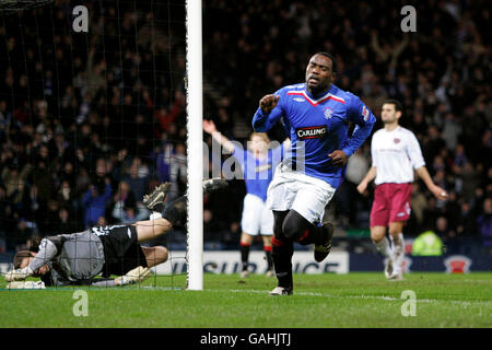 Jean Claude Darcheville des Rangers célèbre son but lors du match semi-final de la coupe d'assurance CIS à Hampden Park, Glasgow. Banque D'Images