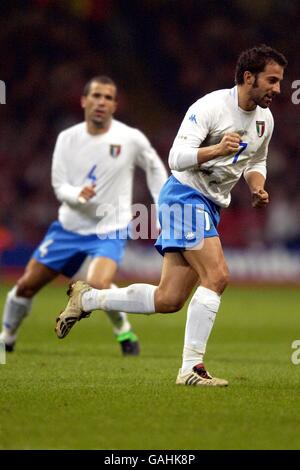 Soccer - European Championships 2004 Qualifications - Groupe 9 - Pays de Galles v Italie Banque D'Images