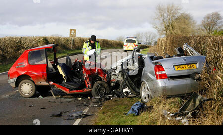 La police et les pompiers qui travaillent sur les lieux d'un accident de voiture mortel près de Cerne Abbas à Dorset, au cours duquel quatre personnes sont mortes et une cinquième personne est grièvement blessée. Banque D'Images