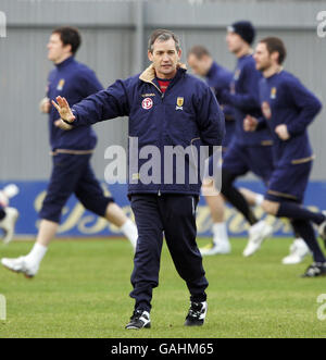 Soccer - session d'entraînement en Écosse - Strathclyde Holmes Stadium.George Burley, directeur de la Nouvelle-Écosse, lors d'une séance de formation au stade Strathclyde Homes, à Dumbarton. Banque D'Images