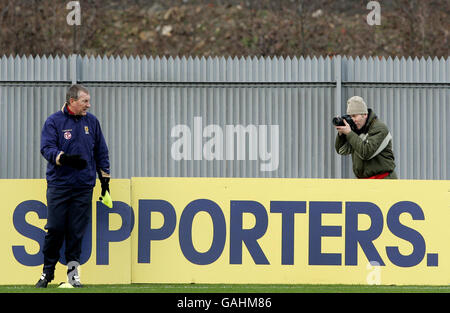 Soccer - session d'entraînement en Écosse - Strathclyde Holmes Stadium.Terry Butcher en Écosse pendant une séance d'entraînement au stade Strathclyde Homes, à Dumbarton. Banque D'Images