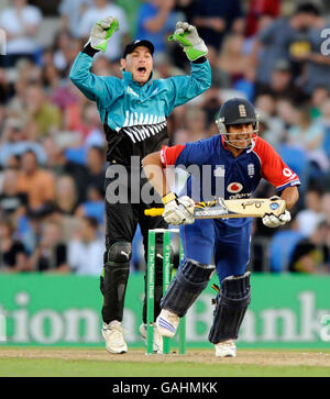 Owais Shah, en Angleterre, est membre du LBW de Jesse Ryder, en Nouvelle-Zélande, en tant que gardien de cricket Brendon McCullum célèbre lors du premier match international de la série Twenty20 à Eden Park, Auckland. Banque D'Images