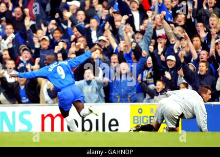 Jimmy Floyd Hasselbaink, de Chelsea, a passé le gardien de but de West Bromwich Albion Russell Hoult Banque D'Images