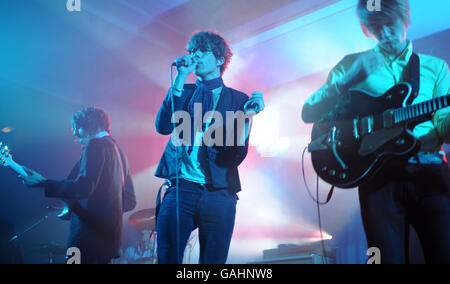 Joe Lean et le Jing Jang Jong en concert pendant le Shockwaves NME Tour à l'Union des étudiants de l'Université de Leeds, Leeds. Banque D'Images