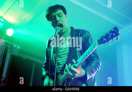 Ryan Jarman des Cribs en concert lors du Shockwaves NME Tour au Leeds University Students Union, Leeds. Banque D'Images