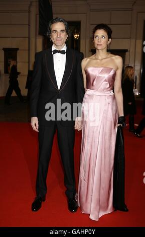 Daniel Day Lewis et sa femme Rebecca arrivent pour les Orange British Academy film Awards 2008 (BAFTA) à l'Opéra Royal de Covent Garden, dans le centre de Londres. Banque D'Images