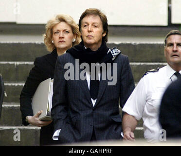 Sir Paul McCartney arrive à la High court de Londres avant son audience de divorce avec sa femme Heather Mills. Banque D'Images