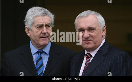 Taoiseach Bertie Ahern (à droite) souhaite la bienvenue au Premier ministre du pays de Galles, Rhodri Morgan, à la 10e réunion du British Irish Council à l'hôpital Royal Kilmainham, à Dublin. Banque D'Images