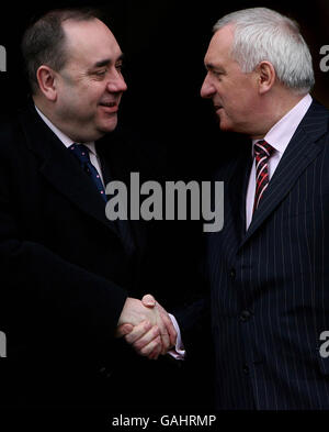 de l'image transmise précédemment. Taoiseach Bertie Ahern (à gauche) souhaite la bienvenue au ministre en chef de Guernesey, Mike Torode, à la 10e réunion du British Irish Council à l'hôpital Royal Kilmainham, à Dublin. Banque D'Images