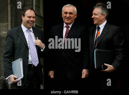 Taoiseach Bertie Ahern (à droite) souhaite la bienvenue au ministre des Entreprises d'Irlande du Nord, Nigel Dodds (à gauche), et au ministre des Finances, Peter Robinson, à la 10e réunion du British Irish Council à l'hôpital Royal Kilmainham, à Dublin. Banque D'Images