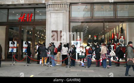 Ouverture du magasin Flagship H and M London.Files d'attente devant le nouveau magasin phare de H&M à Regent Street, Londres, qui a ouvert ses portes aujourd'hui. Banque D'Images