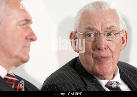 (De gauche à droite) Taoiseach Bertie Ahern et le Premier ministre de l'Irlande du Nord Ian Paisley tiennent une conférence de presse après la 10e réunion du British Irish Council au Royal Hospital Kilmainham, Dublin. Banque D'Images