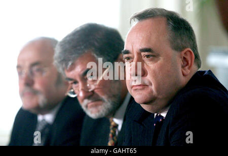 (De gauche à droite) le ministre en chef de l'île de Man, Tony Brown, le premier ministre de Guernesey, Mike Torode, et le premier ministre écossais, Alex Salmond, lors de la 10e réunion du British Irish Council à l'hôpital Royal Kilmainham, à Dublin. Banque D'Images