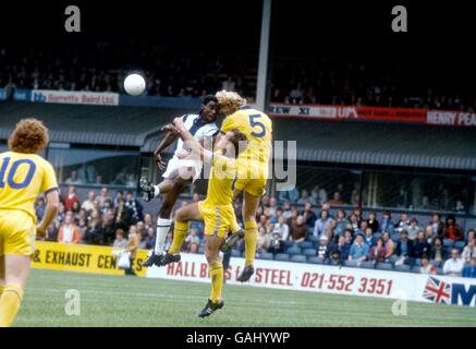 Steve Wicks (r), de Chelsea, se rend à West Bromwich Albion, Laurie Cunningham (l), avec un peu d'aide de Ron Harris (c), coéquipier Banque D'Images